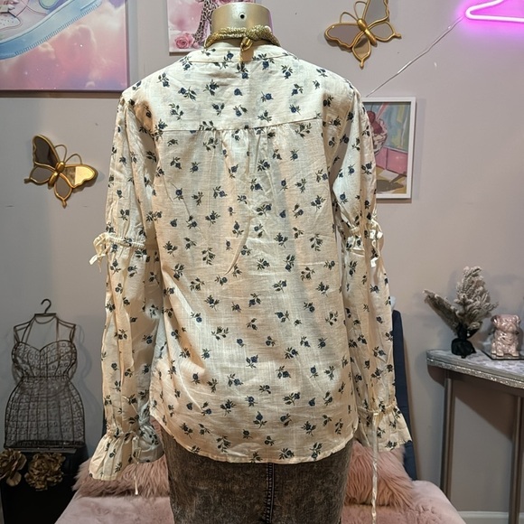 Paige Floral Print Blouse: Size Medium, Long Sleeves, Button V- Neck Collar. - Picture 9 of 10